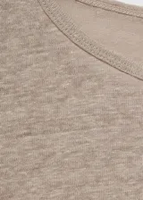 Camiseta verde oscuro de lino, con cuello redondo y mangas cortas.