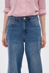 Pantalón de jean azul de corte ancho con terminación desflecada.