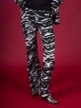Pantalón de estampado cebra, corte ajustado con diseño acampanado.