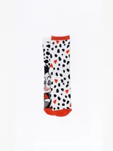 Pack de dos pares de medias blancas con puño rojo. Un par tiene estampado de manchas negras y corazones rojos. El otro par tiene estampado de manchas negras y un diseño de Cruella de Vil.