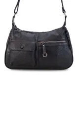 Cartera bandolera negra de cuero sintético con correa extensible. Tiene dos compartimentos principales con cierre, un bolsillo trasero con cierre y dos bolsillos frontales, uno con botón y otro con cierre.