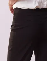 Pantalón verde esmeralda de gabardina elastizada, marca Zac & Rachel. Corte recto, pretina ancha pespunteada, bolsillos simulados y largo al tobillo.