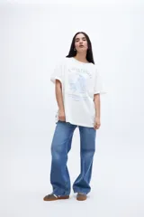 Remera celeste con estampado de limones y texto en amarillo.