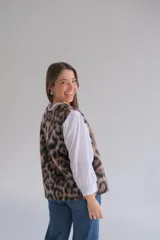 Chaleco con estampado animal print, cuello redondo y lazos laterales para ajustar.