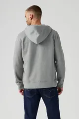Buzo hoodie Levi's Core NG Zip Up gris con cierre frontal, capucha con cordón ajustable, mangas largas y logo bordado en el pecho.