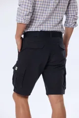 Bermuda cargo azul marino con cinto, confeccionada en 98% algodón y 2% spandex. Presenta bolsillos laterales tipo cargo con solapa y botón.