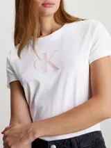 Remera blanca de algodón regenerativo con cuello redondo, corte slim, mangas cortas y monograma CK de Calvin Klein en el pecho.
