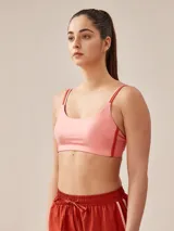 Top deportivo color rosa con tirantes finos color ladrillo.