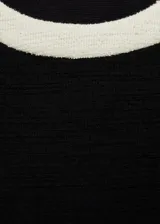 Top corto negro con ribetes blancos en cuello y sisas.