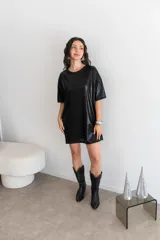 Remerón dorado con textura brillante y mangas cortas.