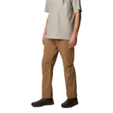 Pantalón de trekking color verde oliva, con corte recto, bolsillos laterales y traseros con cierre, rodillas articuladas y tejido repelente al agua.