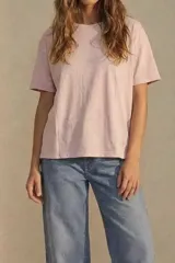 Remera color rosa claro de algodón peinado, corte oversize y mangas cortas.