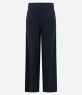 Pantalón de vestir negro, de corte recto, con bolsillos laterales y traseros. Se ajusta a la cintura con cinturón de cuero marrón.