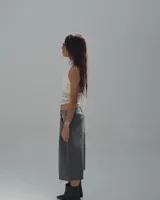 Bermuda de jean gris oscuro, corte ancho y largo a la rodilla.