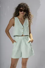 Short de vestir rosado con pinzas y bolsillos laterales.