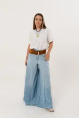 Pantalón de jean celeste de tiro medio y corte súper campana.