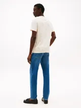 Remera de algodón color crema con estampado de hojas en tonos beige y bolsillo en el pecho con logo de Tommy Hilfiger bordado. Corte clásico y cuello redondo.