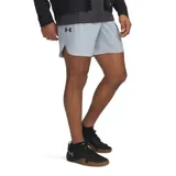 Short deportivo azul con cintura elástica negra, bolsillos laterales con cierre y logo de la marca en la pierna izquierda.