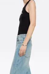 Musculosa negra ajustada con escote redondo y logo bordado con abalorios multicolores.