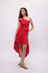 Falda midi color borgoña con tablas hechas con cortes diagonales y frunces.