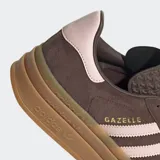 Championes Adidas Gazelle Bold color marrón con detalles en rosa y suela de plataforma color caramelo.