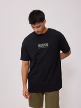 Remera negra de algodón con estampado frontal y trasero con el logo de la marca Rusty.