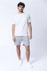 Bermuda deportiva gris melange de corte recto.