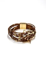 Pulsera de múltiples tiras finas color marrón con cuentas doradas y dijes de estrellas doradas. Cierre magnético dorado.