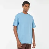 Remera celeste de corte recto y mangas cortas.