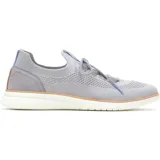 Zapatillas deportivas de punto color beige, con cordones y suela blanca.