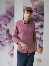 Camisa azul marino de lino y algodón, de manga larga con cuello clásico y bolsillo en el pecho.