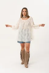 Blusa color crudo con bordado de flores, escote cuadrado y mangas 3/4 abullonadas.