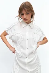 Vestido camisero midi blanco con rulos de microtul en mangas, frente y espalda.