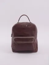 Mochila marrón de cuero con manija superior y tiras traseras regulables. Tiene un bolsillo con cierre en el interior, un bolsillo abierto para el celular y un llavero. En el exterior tiene dos bolsillos delanteros con cierre y un bolsillo trasero con cierre.