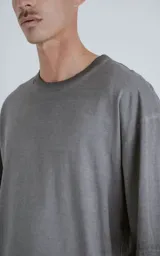 Remerón de algodón premium, color gris oscuro con efecto gastado o teñido (maltinto), de corte extra oversize con hombros caídos y cuello redondo.