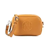 Bandolera color camel de cuero sintético con correa larga regulable. Tiene dos compartimentos internos, uno de ellos con cierre.