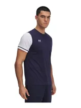 Remera deportiva Under Armour Challenger de hombre, color azul marino con mangas cortas blancas y logo de la marca en el pecho.