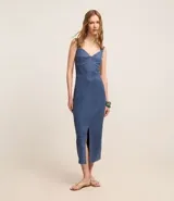 Vestido midi sin mangas de gamuza azul, con escote corazón, lastex en la espalda y encaje en el ruedo.