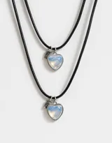 Set de dos collares con cordón negro, dije de corazón de piedra lunar y dije con la inscripción BFF.