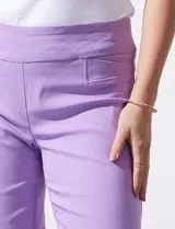 Pantalón capri color beige de gabardina elastizada, marca Zac & Reachel. Pretina ancha elastizada. Delantera y trasera con bolsillos simulados.