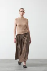 Top sin mangas de color negro con textura floral en relieve, cuello redondo y diseño estructurado.