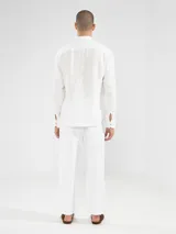 Camisa celeste de lino, de manga larga con botones de coco y parche de la marca.