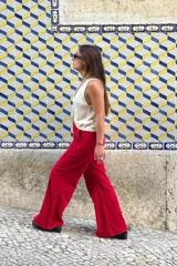 Pantalón de tusor rojo, de corte palazzo y tiro alto.