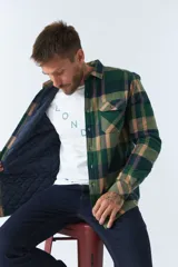 Sobrecamisa de viyela para hombre con interior capitoneado, fit regular, manga larga, cierre con botones, bolsillos y logo en grifa de cuero.