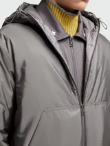 Campera bomber Moncler Poiliot Giubbotto color gris, repelente al agua, con capucha, cierre frontal con cremallera, bolsillos laterales y parche con logo en la manga.