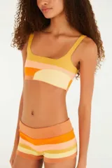 Top de bikini tejido a crochet con diseño a rayas horizontales en tonos amarillo, naranja y rosa.