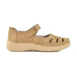 Zapato tipo sandalia cerrada color beige, con capellada calada y tira con velcro sobre el empeine.
