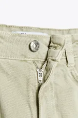 Jeans color verde claro de tiro alto, corte recto y largo tobillero.