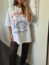 Remerón oversize color fucsia con estampa de pescado y texto en azul.