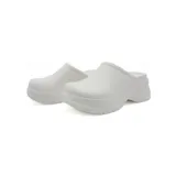 Zueco color beige con plataforma y diseño robusto.